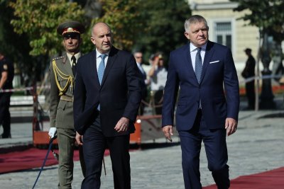 Радев посрещна Фицо на площад "Св. Александър Невски"
