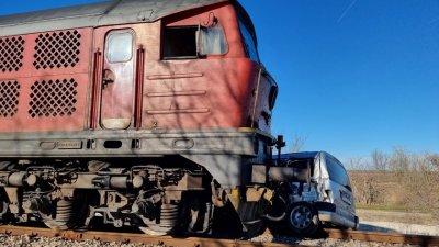 Влак блъсна кола с младежи на прелез край Исперих