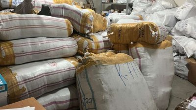 Задържаха 40 000 фалшиви "маркови" стоки на "Лесово"