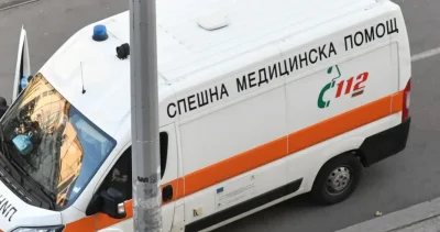 Пияница нападна спешни медици с брадва, саксии и стол