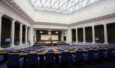 Депутатите още сънени в парламента