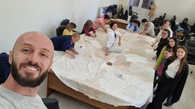 Грандиозно: Тази вечер представят най-голямата рокля, ушита от карета, плетени на една кука