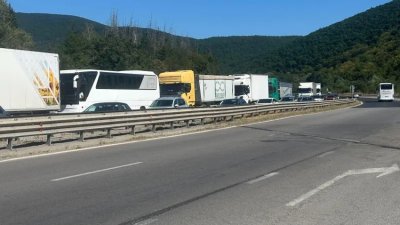 Катастрофа на АМ &bdquo;Хемус&ldquo; блокира движението към София