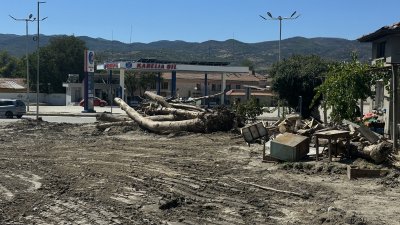Струмяни бавно се възстановява от водния ад (СНИМКИ)