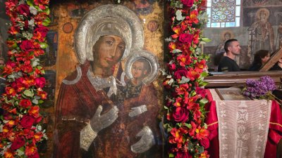 Хиляди се стичат към Роженската Богородица