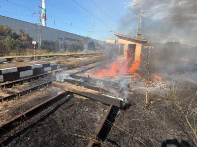 Пожар спря влака София - Бургас край село Горно Сахране (СНИМКИ)
