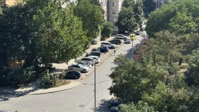 Неадекватен млад шофьор помля 3 коли на паркинг в Пловдив