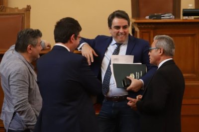 ЧЕЛЕН СБЛЪСЪК: Радев и Асен Василев се счепкаха за бюджета