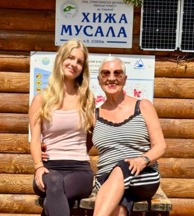 Доктор Емилова качи Мусала в секси клинче на 83