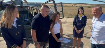 "Да" в облаците над Узунджово: Млада двойка си даде обещание за брачен съюз по време на полет
