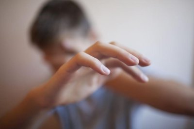 Задържаха 31-годишен мъж за физически и психически тормоз над 19-годишната му приятелка