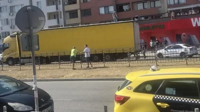 Откачалка се покатери върху тир край пазара и вдигна полицията на крак