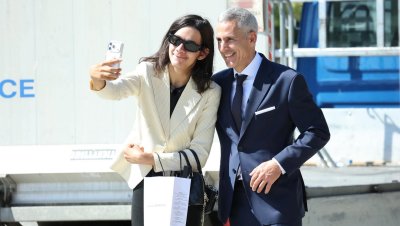 Полово неутрално същество се увърта покрай Гюров (СНИМКИ)