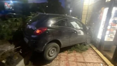 18-годишна шофьорка се заби в кола и във витрина на магазин в Кърджали