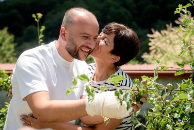 ШОК във &bdquo;Фермата&ldquo;: Майка и син скандализираха зрителите с интимна близост