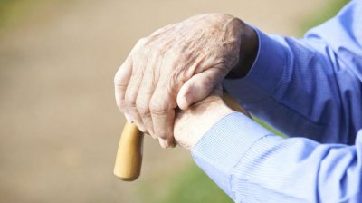 Пребиха 70-годишен мъж, вързаха го с тиксо и го обраха в дома му
