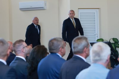 Радев поиска ченгета манекени с английски 