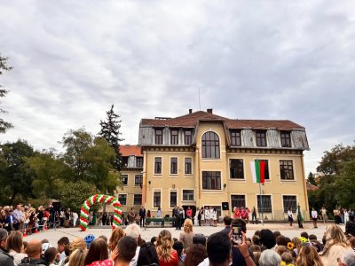 Стотици деца влязоха в столично училище с каски и наколенки (СНИМКИ)