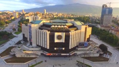 По време на книжното изложение: Мъж се съблече гол пред НДК