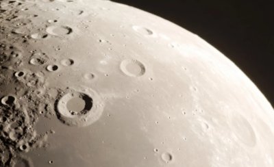 Астероид с размери на 6-етажен блок се вряза в Луната 