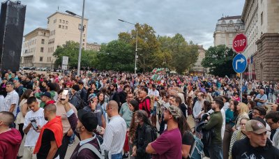 Първо сериозно изпитание за Радев на жълтите павета
