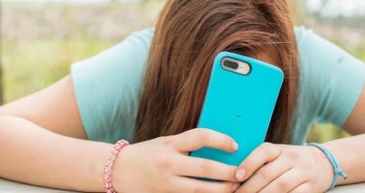 ЕK планира да ограничи достъпа на деца под 15 г. до социални мрежи и чатботове