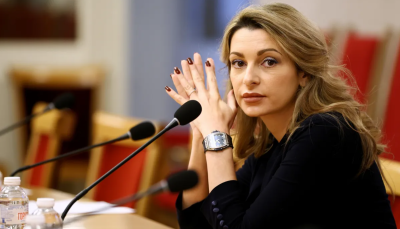 Павела Митова отива да се къпе с леген пред Столична община 