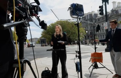 Журналистите на CNN предават от улицата след изгонването им от Белия дом