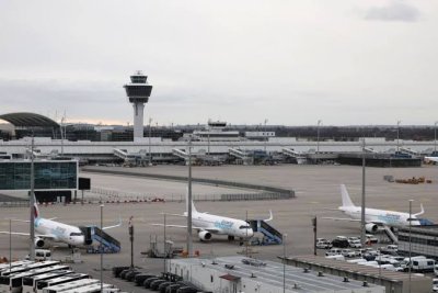 Шофьор се блъсна в самолет и пострада тежко