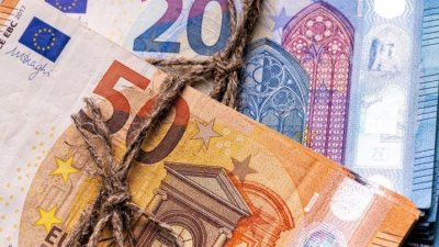 Затягат контрола върху бързите кредити