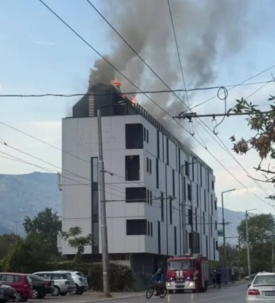 ВИДЕО: Пожар лумна на покрива на нова сграда в столичен квартал