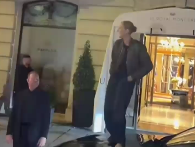 Насред Париж: Селин Дион пя върху кола на улицата (ВИДЕО)