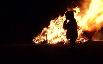 Оставени без надзор: 3-годишно дете си игра със запалка и подпали къща в Плевенско, бебе пострада