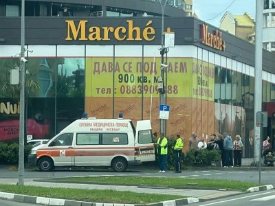 Кола помете възрастна двойка туристи в Слънчака