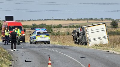 Моторист загина при челен сблъсък с камион