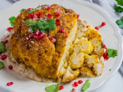 Печен карфиол с куркума и нар (върху патладжанено пюре)