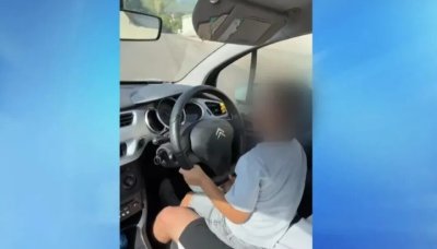 Пореден абсурд: Малко дете управлява кола сред хора и автомобили