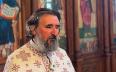 Свещеник от Свети Влас сваля расото и се мята на мотора си, а вечер готви в семейния ресторант