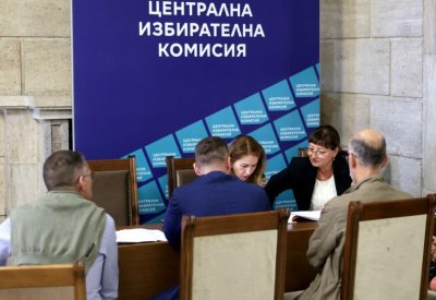 Инициативните комитети на Йотова и Гюров внасят подписките си в ЦИК в един и същи час