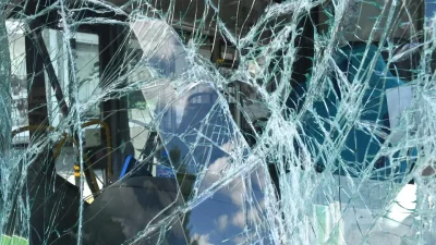 Младеж се заби в автобус с туристи на Подбалканския път
