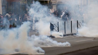 Ученическите протести във Франция ескалираха, арестуваха хиляди!