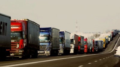 Километрични опашки от тирове пред границата с Турция