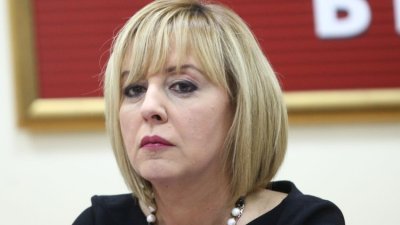 Мая проверява надценката от мандрите до хладилника 