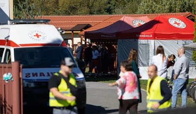 Ученик закла учителка и намушка дете в училище в Словакия