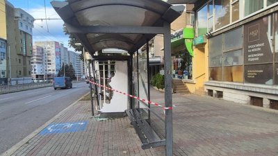 Дрогиран 20-годишен се вряза в спирка, удари стълб 