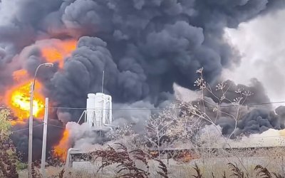 Запали се стопанският двор в Бяла, 5 пожарни го гасят