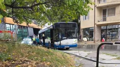 Автобус катастрофира във Варна, трима пътници пострадаха