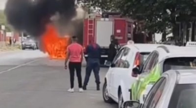 Автомобил пламна насред улица в Асеновград