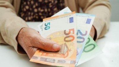 Бомба със закъснител: Управляващите орязват драстично правото на пенсионерите за коледни добавки