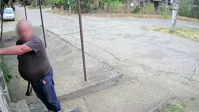 Психар с брадва тероризира село Бели извор